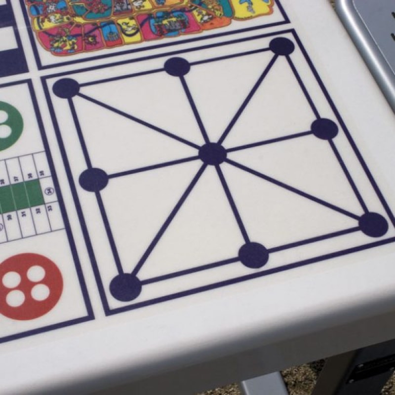 Taula multijocs per a parxís, la oca, tres en ratlla i escacs amb 4 seients